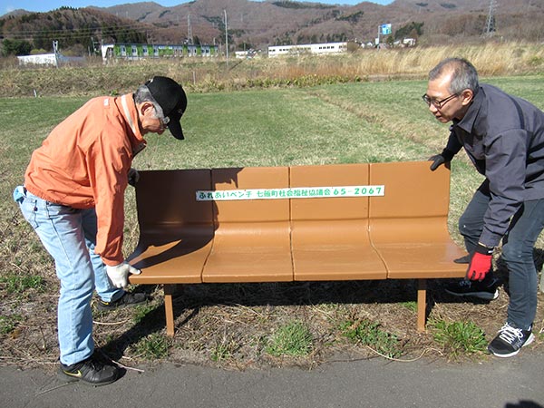 ベンチを設置するボランティアさん
