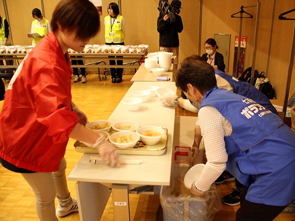 食事提供をするボランティアさん